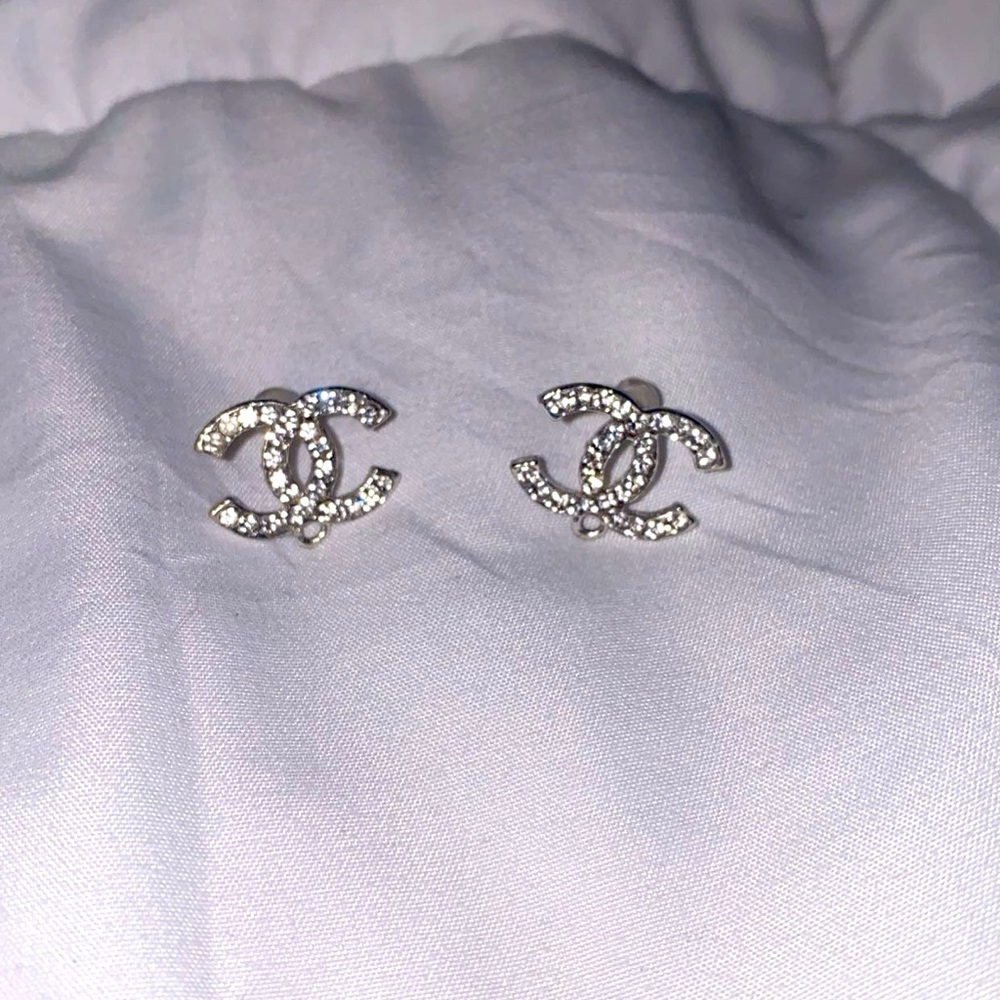 necklace and earrings set. Love them but I need the money :/